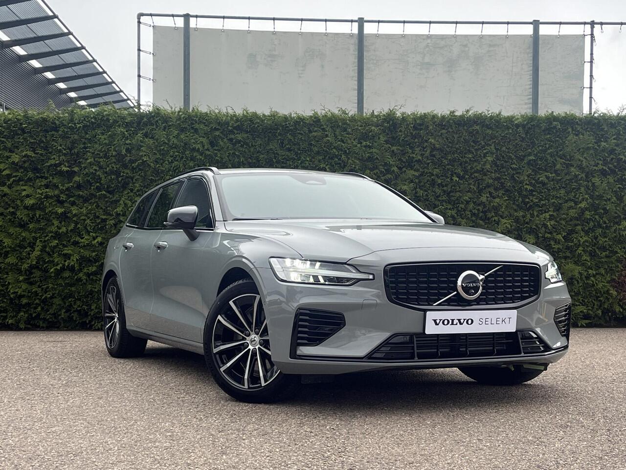 Volvo V60 T6 Plug-in hybrid AWD Plus Dark | Pilot Assist | Trekhaak | H&K Audio | 360 Camera
