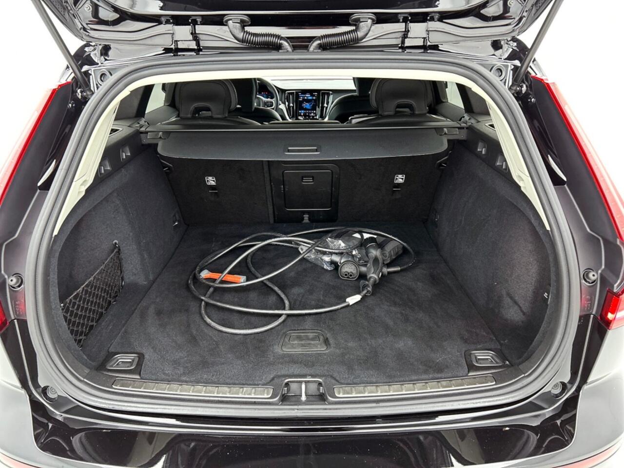 Volvo V60 2.0 T6 Essential Edition | Driver Assist | Leder | Climate | 19"