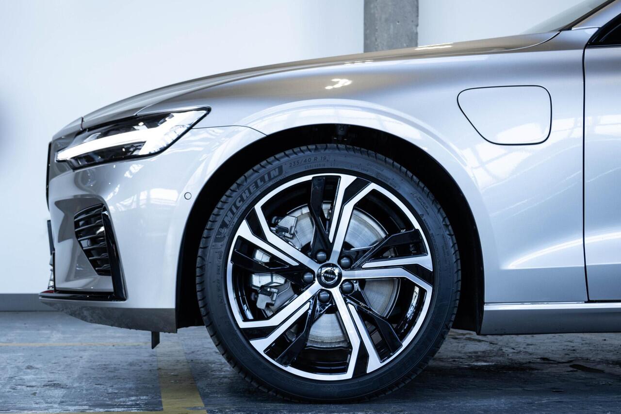 Volvo V60 T6 Automaat Plug-in hybrid AWD Ultra Dark | Panoramadak | 360° parkeercamera | Parkeersensoren voor + achter | Harman Kardon premium audio | Google infotainment | Stoelverwarming | Stuurwielverwarming | Parkeerverwarming | BLIS | Adaptive cruise control 