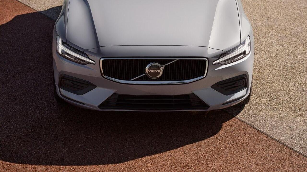 Volvo V60 B4 Essential Edition | Dec. 2025 Leverbaar | Adaptieve Cruise Control | BLIS | Parkeersensoren en Camera | Zwarte Hemel | Climate Pack | Zwart Lederen Interieur | Extra Getint Glas |