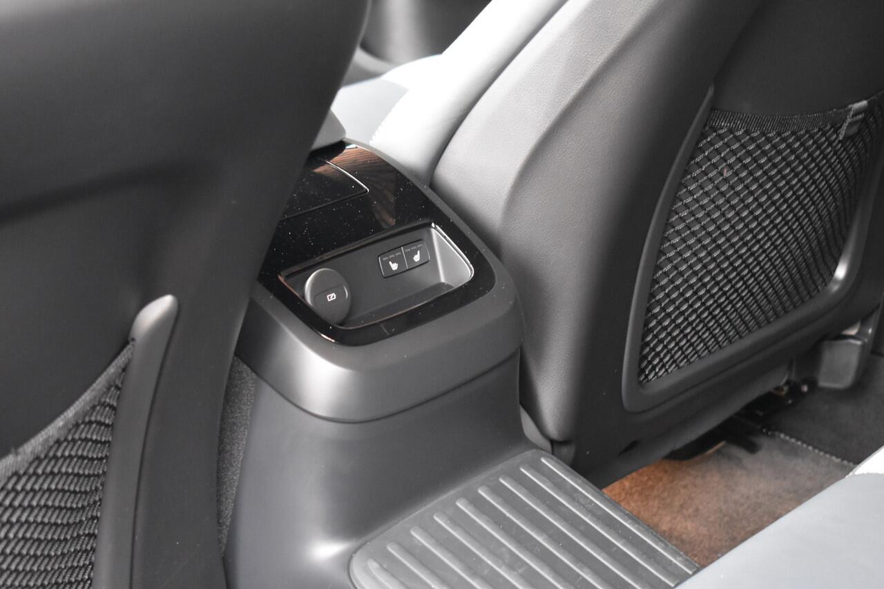 Volvo V60 T6 340PK Recharge AWD R-Design | Trekhaak | Climate Pro | Park Assist | Lighting |