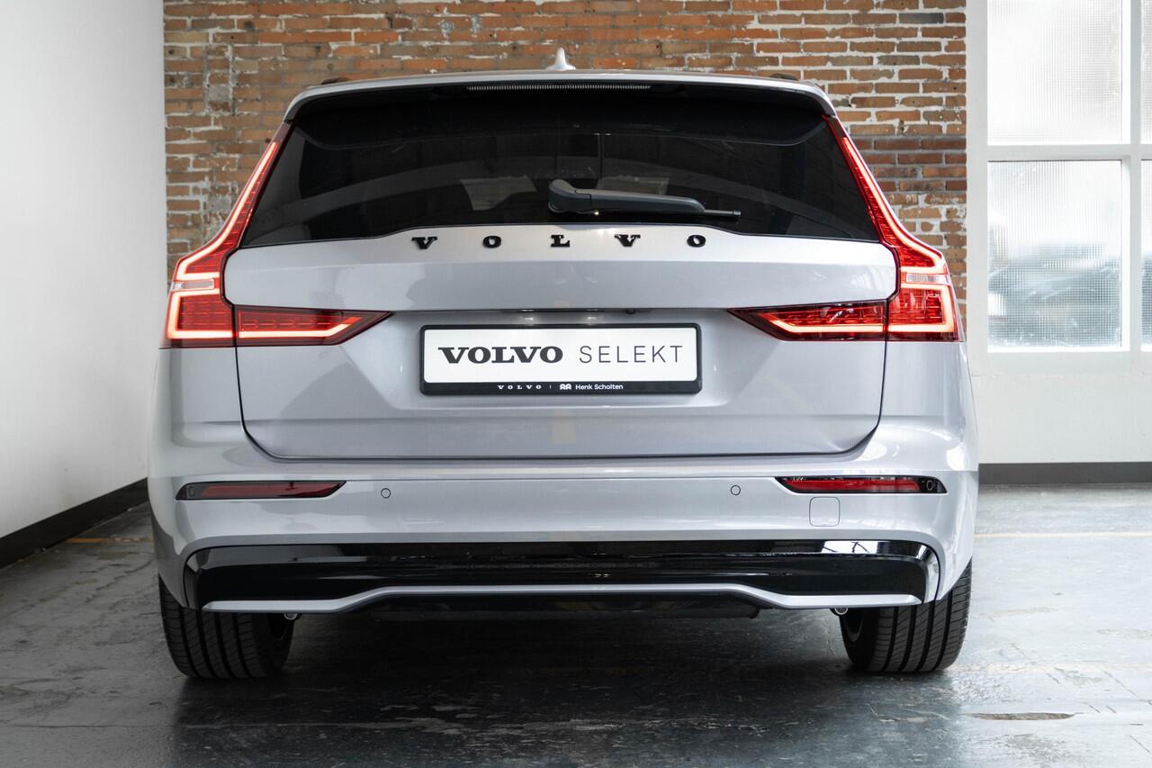 Volvo V60 T6 Plug-in hybrid AWD Plus Dark Panorama Schuif/Kanteldak | 360° Parkeercamera | Head-Up Display | Stoelverwarming | Google Infotainment | Parkeersensoren voor + achter | 19" 5-Spaaks Black / Diamond Cut velgen | Longe Range |