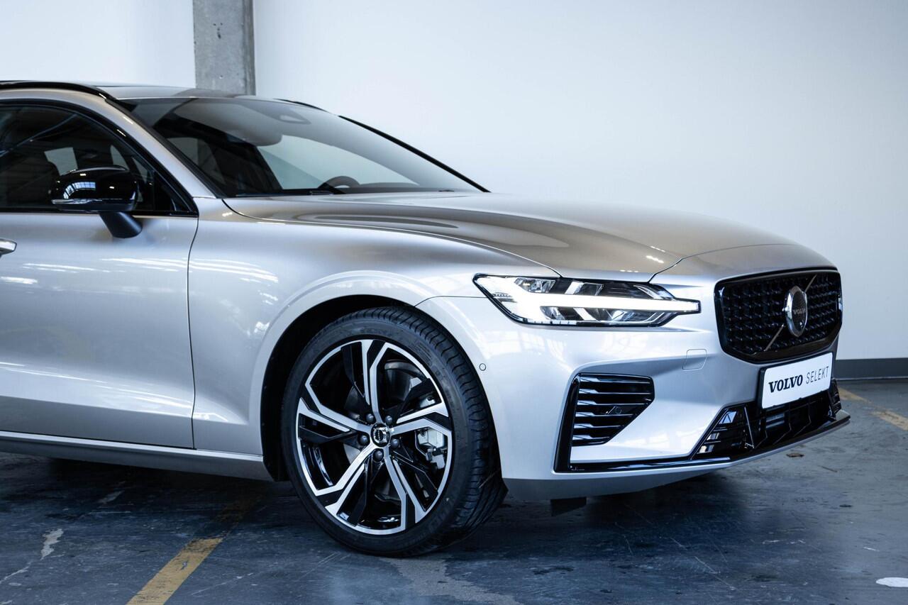 Volvo V60 T6 Automaat Plug-in hybrid AWD Ultra Dark | Panoramadak | Premium audio by Harman Kardon | Verwarmbare voorstoelen en achterbank | Stuurwielverwarming | Parkeerverwarming | Apple carplay/Android auto | Rondom zichtcamera | Adaptive cruise control |