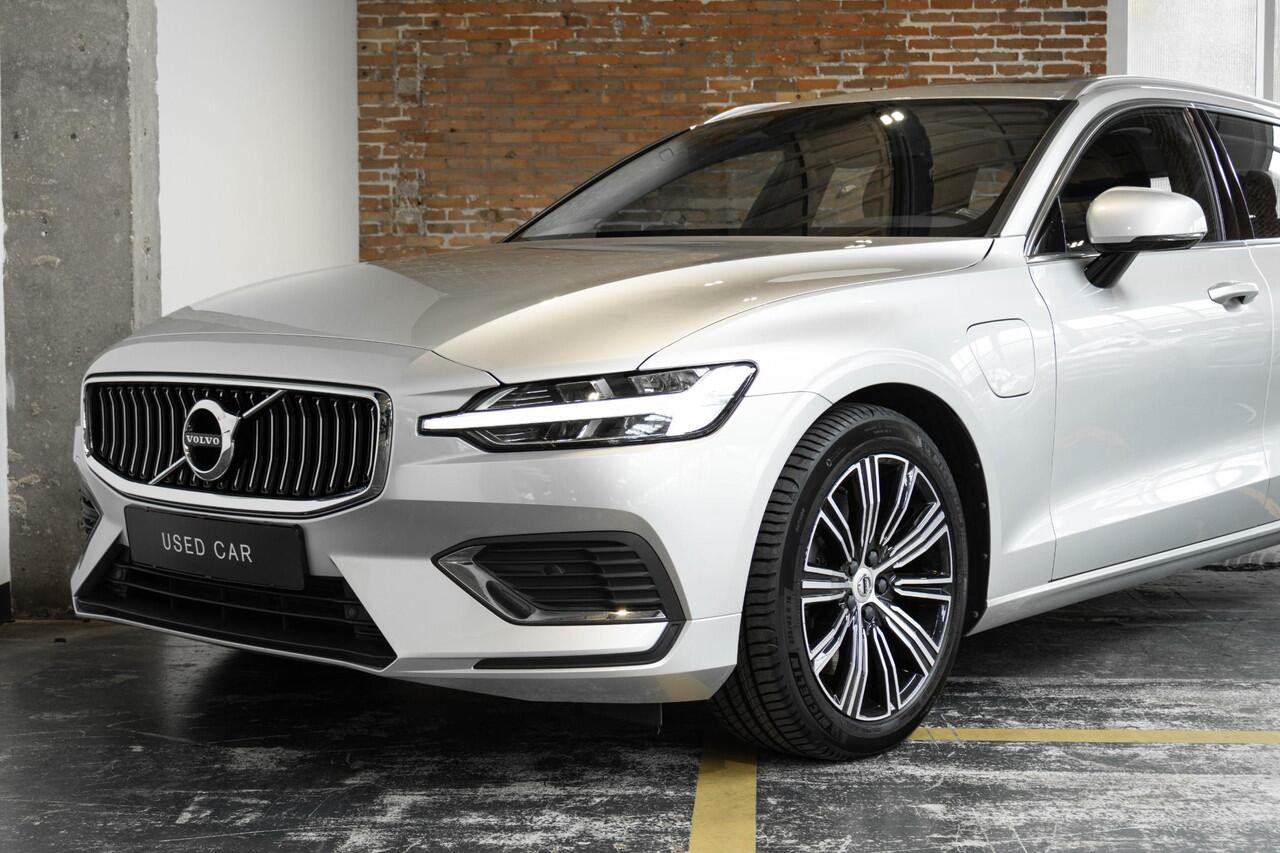 Volvo V60 T6 Twin Engine AWD Inscription | Panoramadak | Stoelverwarming | Parkeersensoren voor + achter | Parkeerverwarming | Comfortstoelen | Navigatie | Lederen Bekleding |