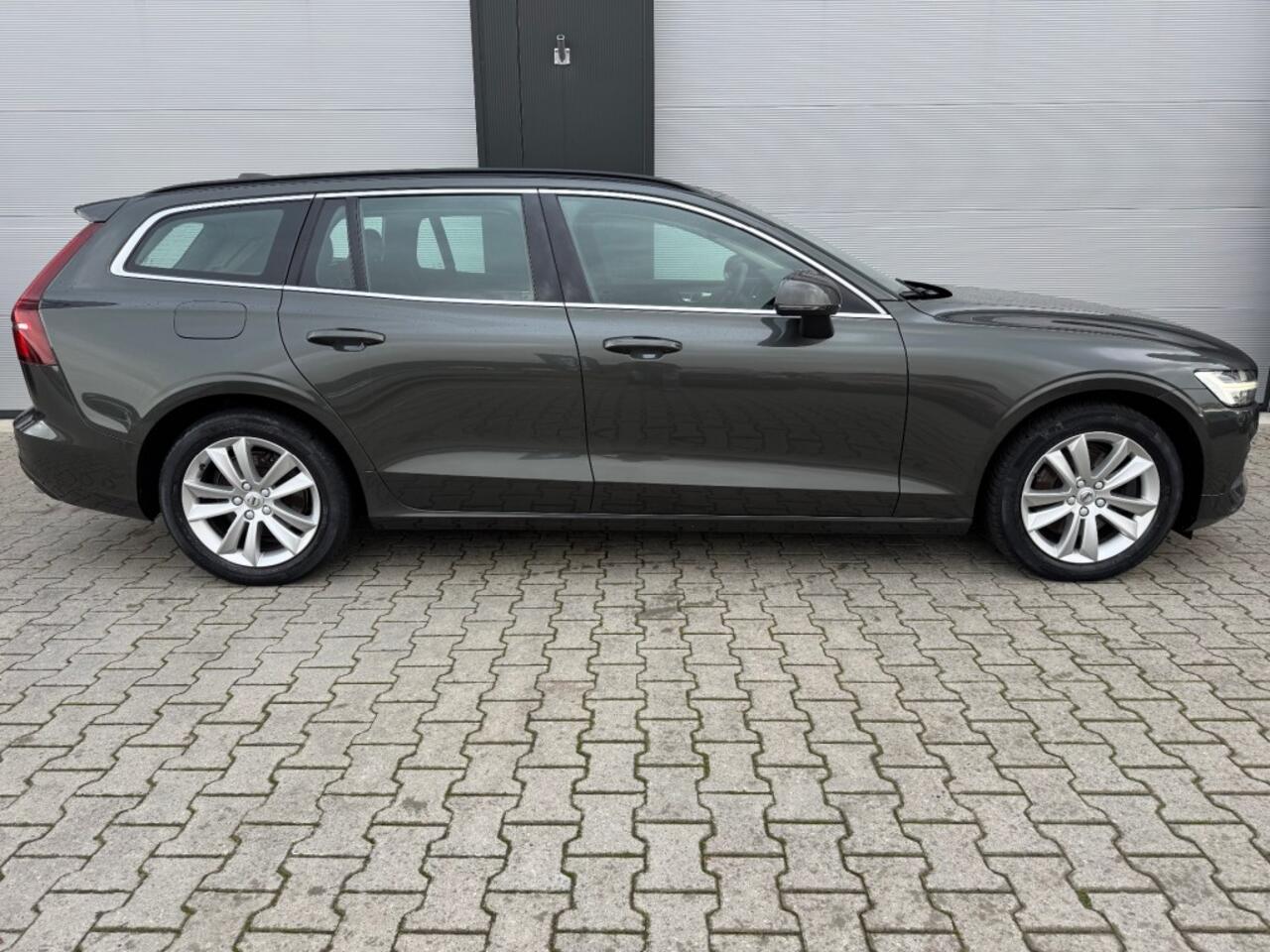 Volvo V60 2.0 B3 MOMENTUM BUSINESS / Automaat / Apple CarPlay en smartphone-integratie.