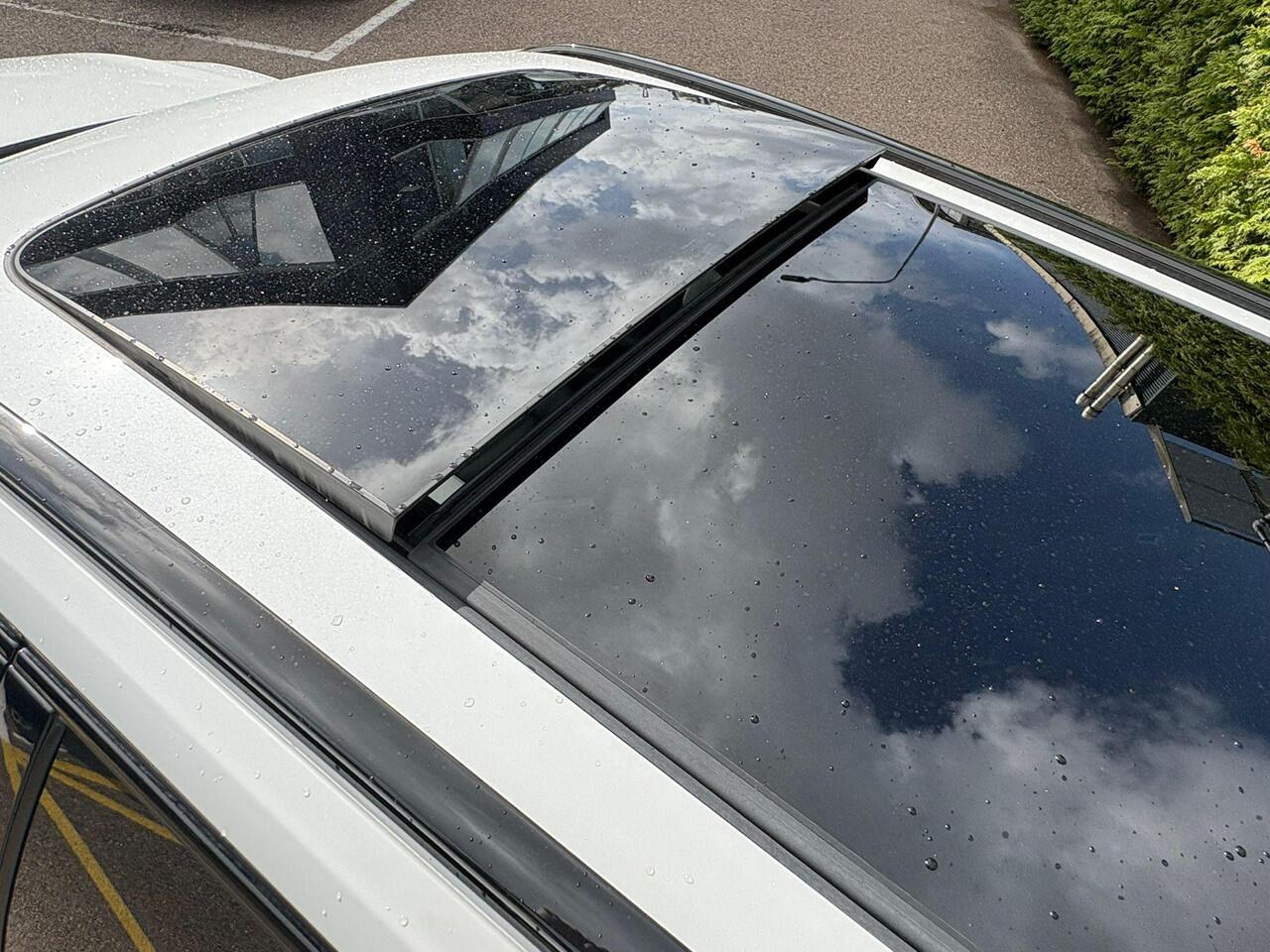 Volvo V60 T8 Plug-in hybrid AWD Ultra Dark | Trekhaak | Panoramadak | Stoel + stuurverwarming | Harman/Kardon |