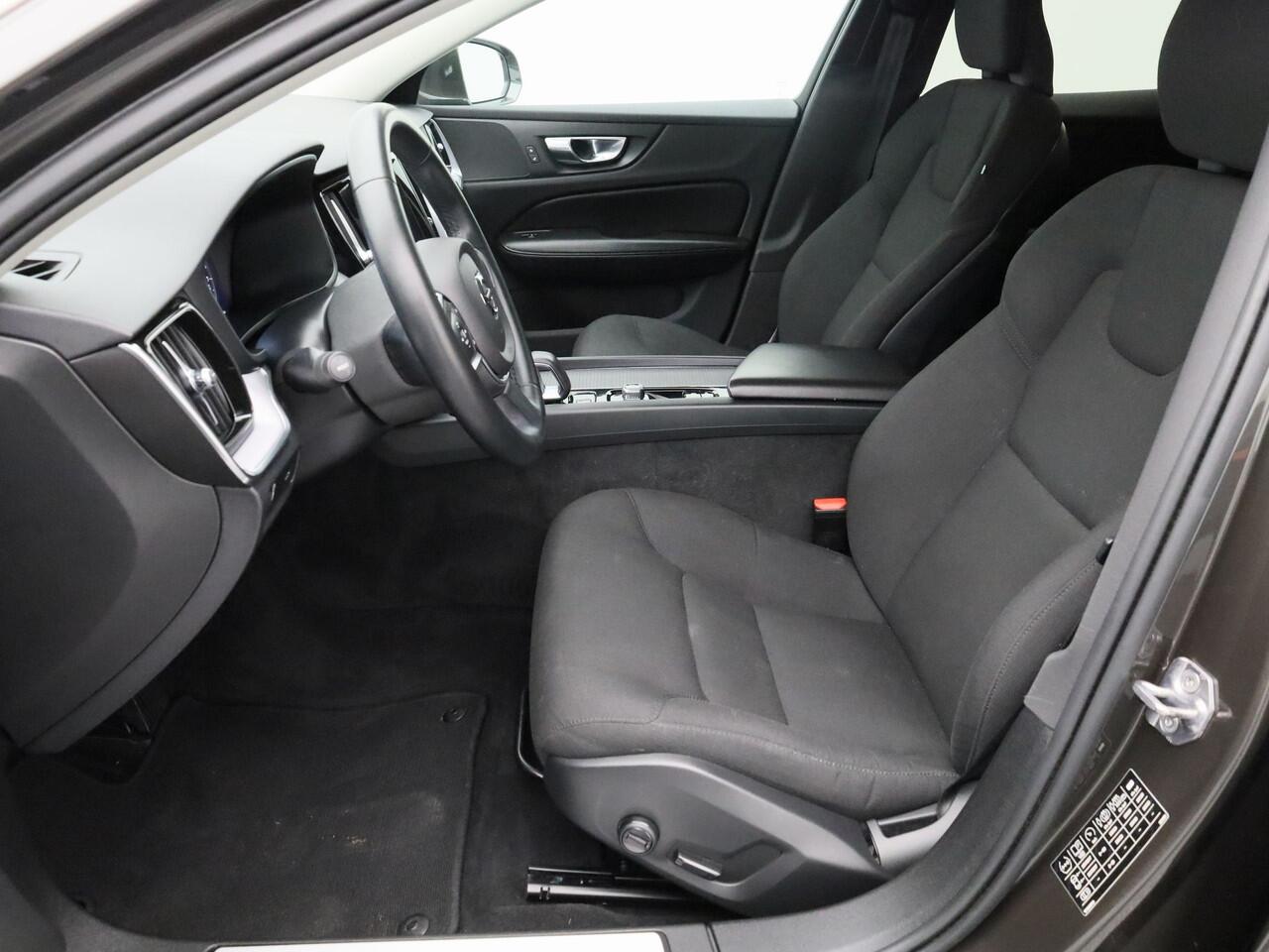 Volvo V60 2.0 B3 Momentum | CAMERA | KEYLESS | STOEL- EN STUURVERW. | TREKHAAK