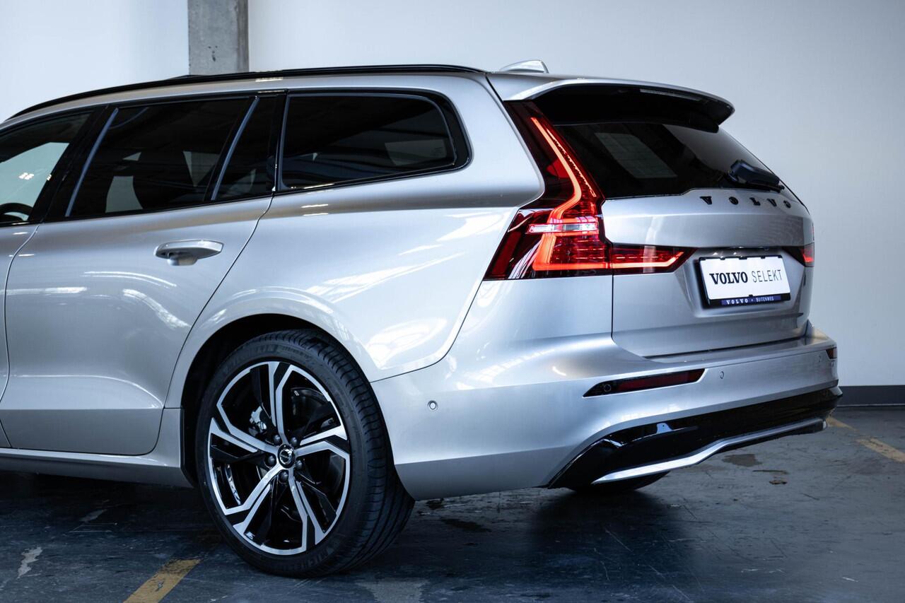 Volvo V60 T6 Automaat Plug-in hybrid AWD Ultra Dark | Panoramadak | 360° parkeercamera | Parkeersensoren voor + achter | Harman Kardon premium audio | Google infotainment | Stoelverwarming | Stuurwielverwarming | Parkeerverwarming | BLIS | Adaptive cruise control 