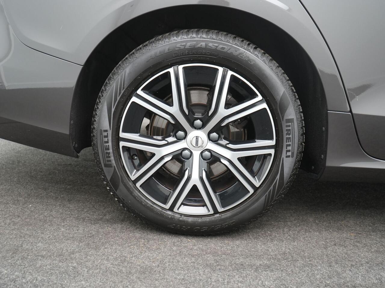 Volvo V60 2.0 B3 Core - RIJKLAARPRIJS - All seasonbanden - DAB+ - Achteruitrijcamera - Keyless Entry & GO - Stoel- en Stuurverwarming