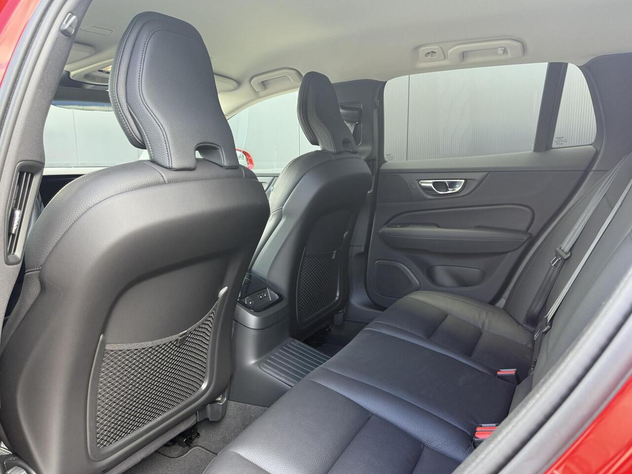 Volvo V60 2.0 T6 Plug-in hybrid AWD Essential Edition Driver assist climate line leder ark assist extra getint glas