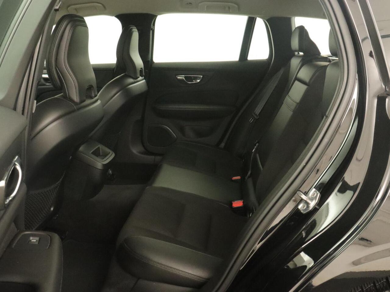 Volvo V60 2.0 D4 Momentum | Carplay | Half leder | Navigatie | Full LED | Digital Cockpit | Parkeerverwarming | Climate control | Parkeerhulp | Cruise control