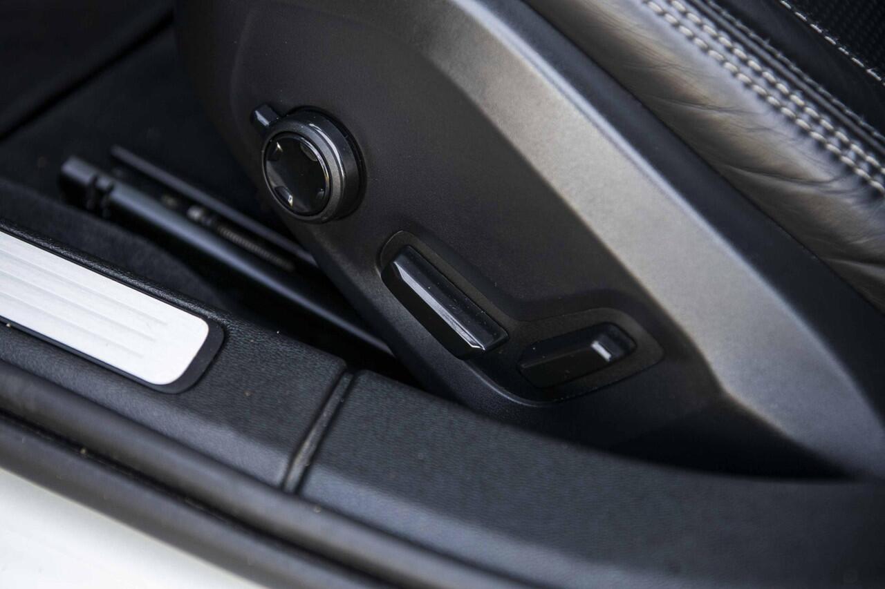 Volvo V60 2.0 T8 Twin Engine AWD Inscription | Adaptieve Cruise Control | Harman Kardon Audio | Parkeercamera | Trekhaak | Dodehoek Detectie | Stoel-/Voorruitverwarming | Nappa Lederen Bekleding + Stoelventilatie en massage |