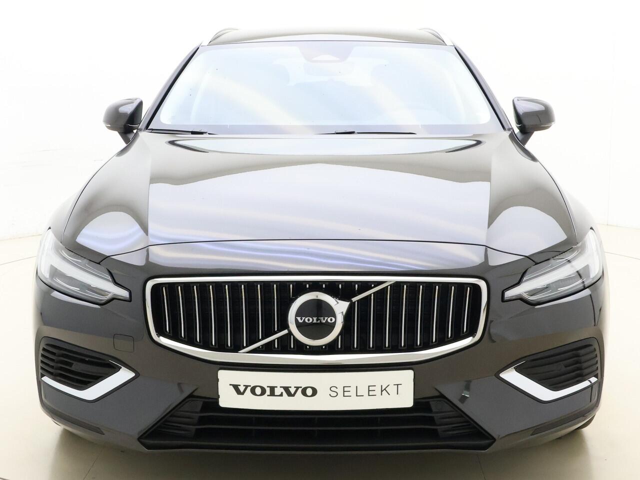 Volvo V60 T6 350pk AWD Essential Edition Bright / Voorraadkorting ¤8000,- / Blond leder / ACC / PDC V+A / Camera / Stoel/- en stuurverwarming / 19'' Velgen / Getint glas /
