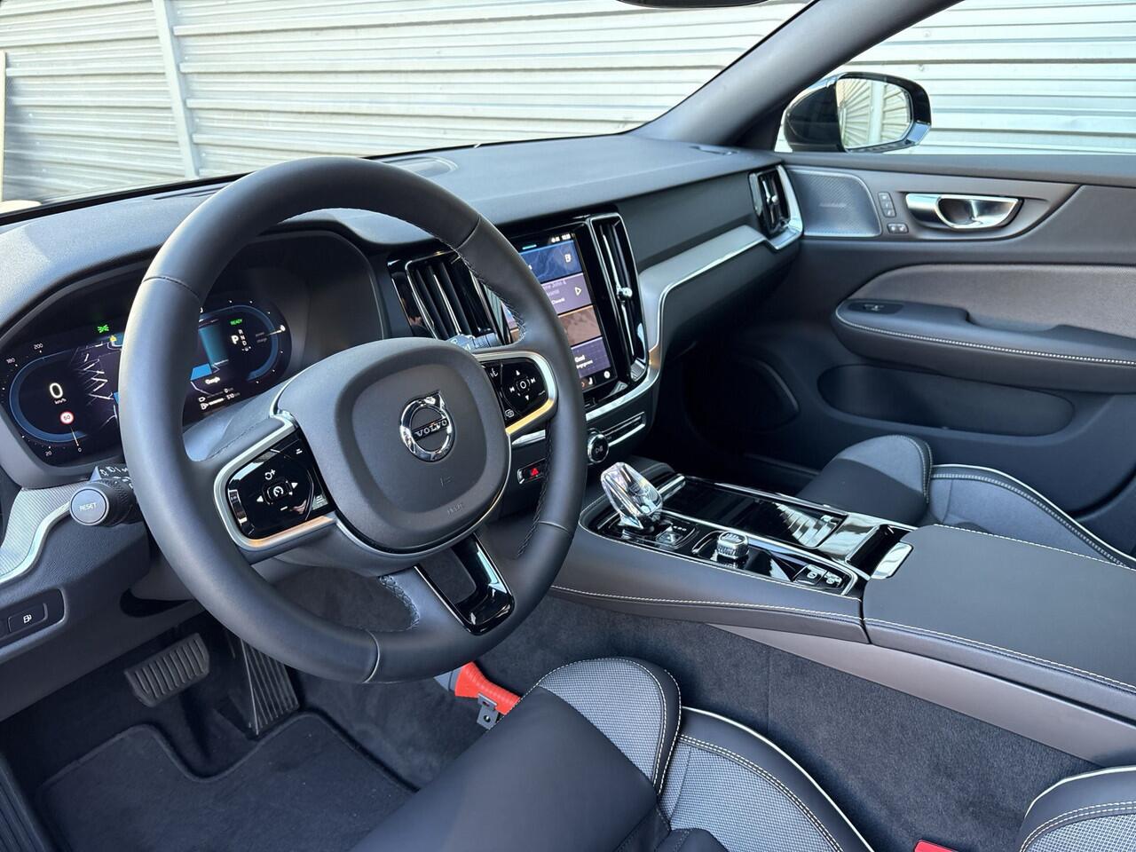 Volvo V60 2.0 T6 Plug-in hybrid AWD Plus Dark / 360° Camera / Blis / Harman Kardon Premium /