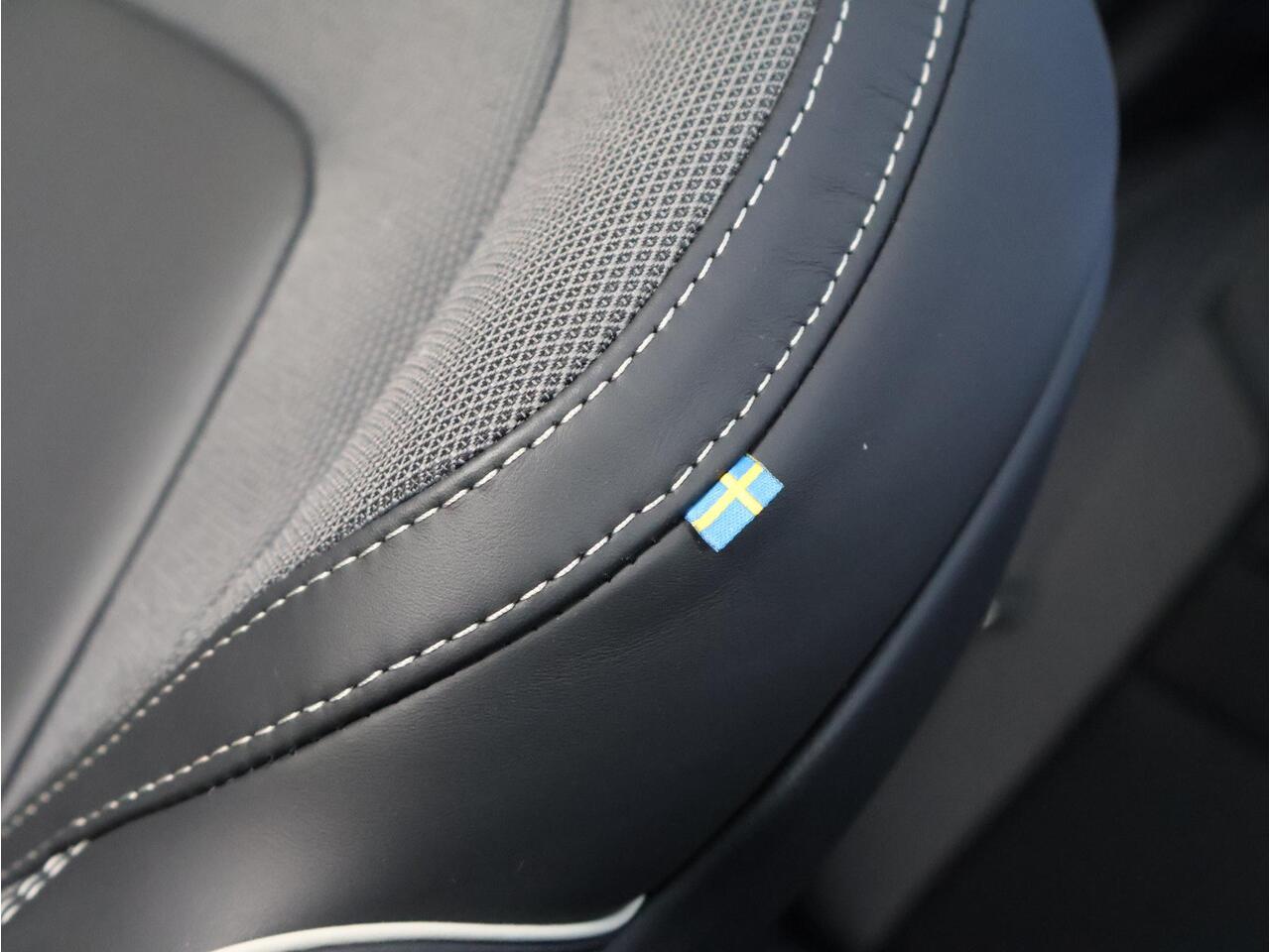 Volvo V60 T6 Plug-in hybrid AWD Ultra Dark | 20" Polestar sportvelgen | Heico uitlaat | Heico verlaagd | Bowers & Wilkins