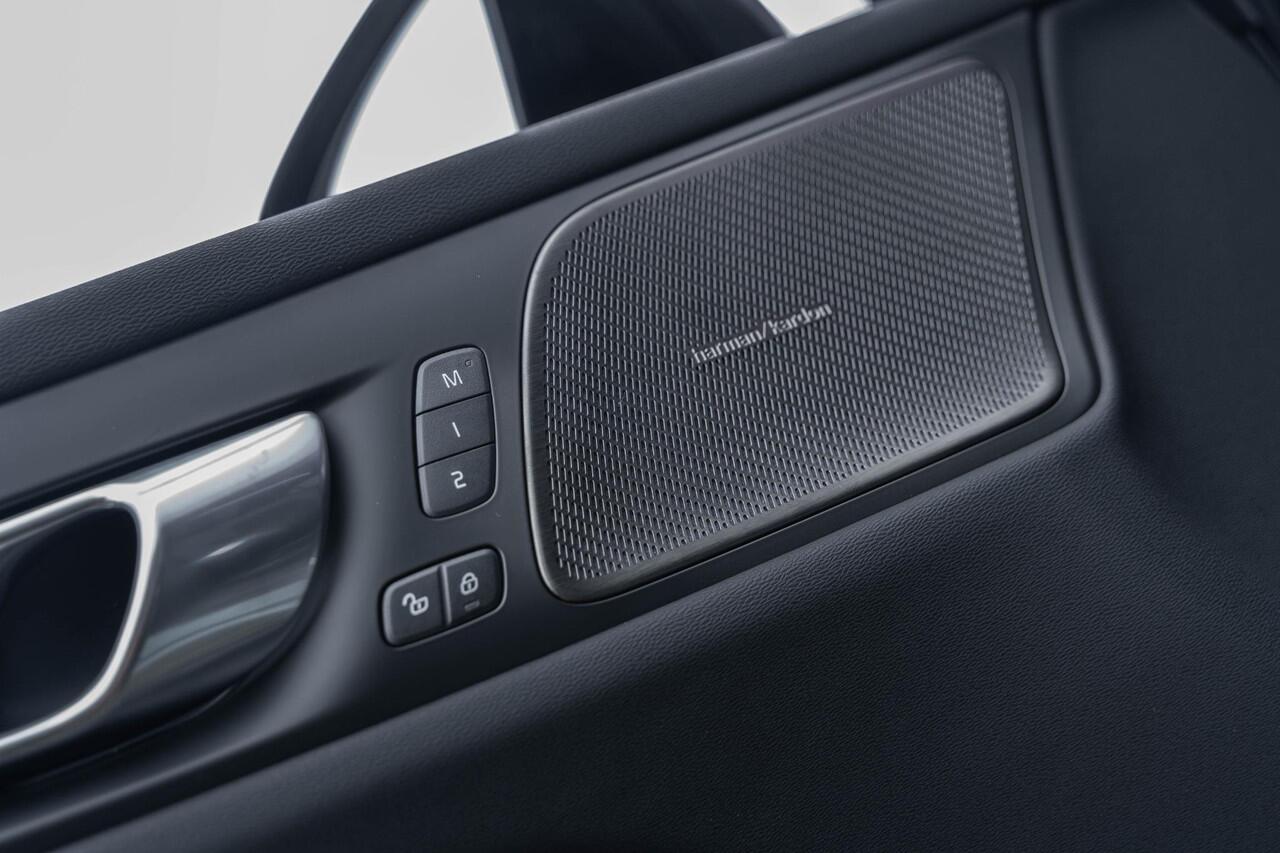 Volvo V60 T6 Plug-in hybrid AWD Ultra Dark | Google | Longe Range | Schuif-/Kanteldak | Lederen Bekleding | Head-Up Display | Getint Glas | Sportstoelen | Harman Kardon Audio | Memory | 19" LM