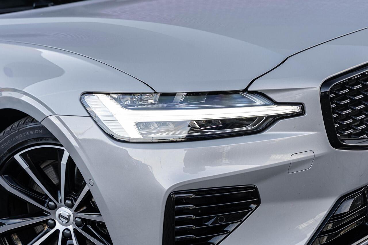 Volvo V60 2.0 T6 Plug-in hybrid AWD Plus Dark | Google | Long range | Trekhaak | Harman Kardon | Panoramadak | 360º Camera | Adaptive Cruise | BLIS | Verwarmbare voorruit | Power seats | Dodehoekdetectie |