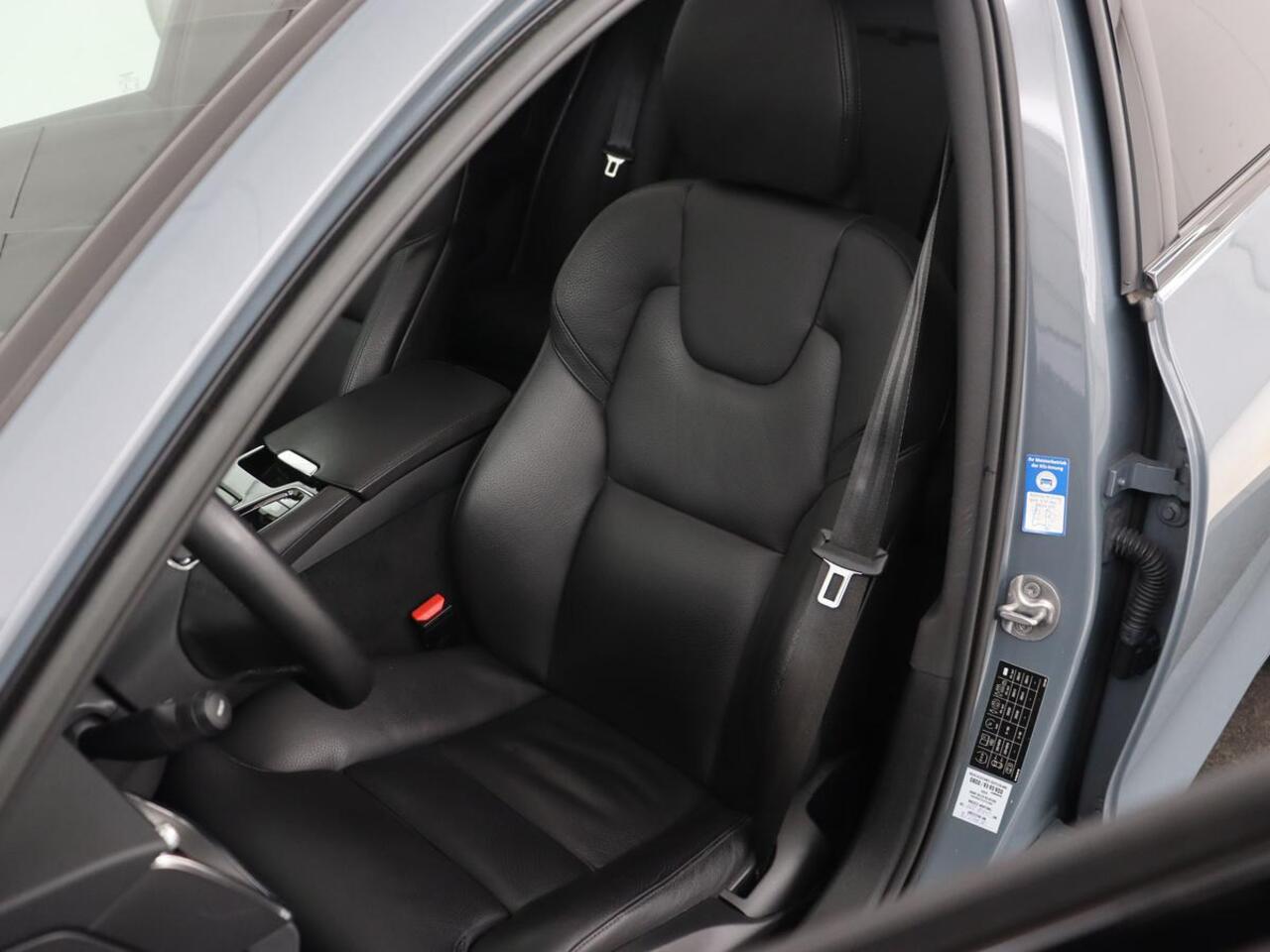 Volvo V60 2.0 T6 Plug-in hybrid AWD | Panoramadak | Trekhaak | Camera | Harman/Kardon | Leder | Stoel & Stuurverwarming