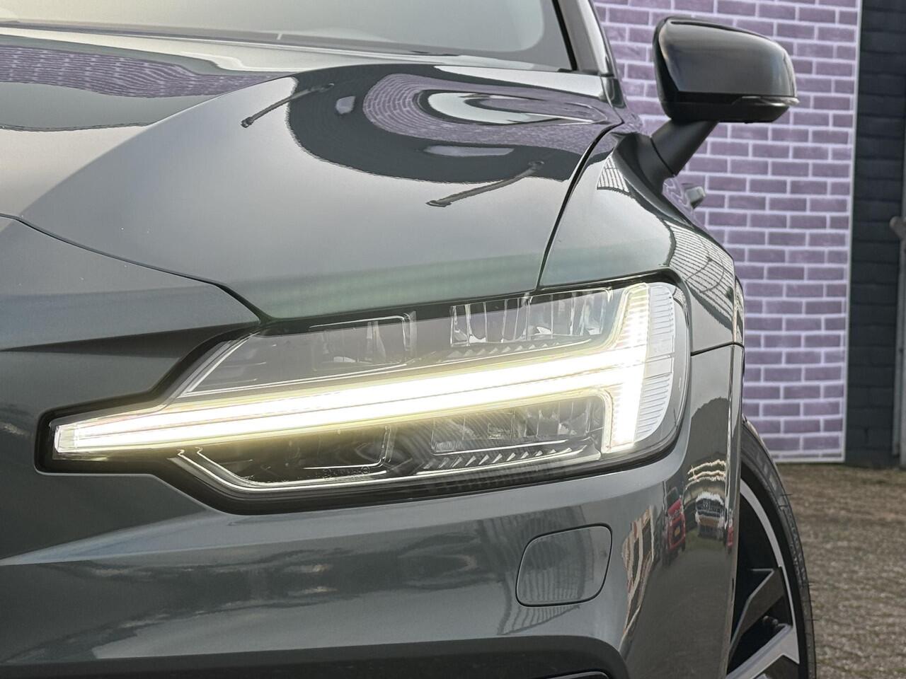 Volvo V60 2.0 T8 Plug-in hybrid AWD Ultra Dark | Bowers & Wilkins | Zwarte hemel | Massage | Stoel ventilatie + Verwarming | Panorama Schuifdak | HUD | Adaptieve Cruise | BLIS | 360° Camera |