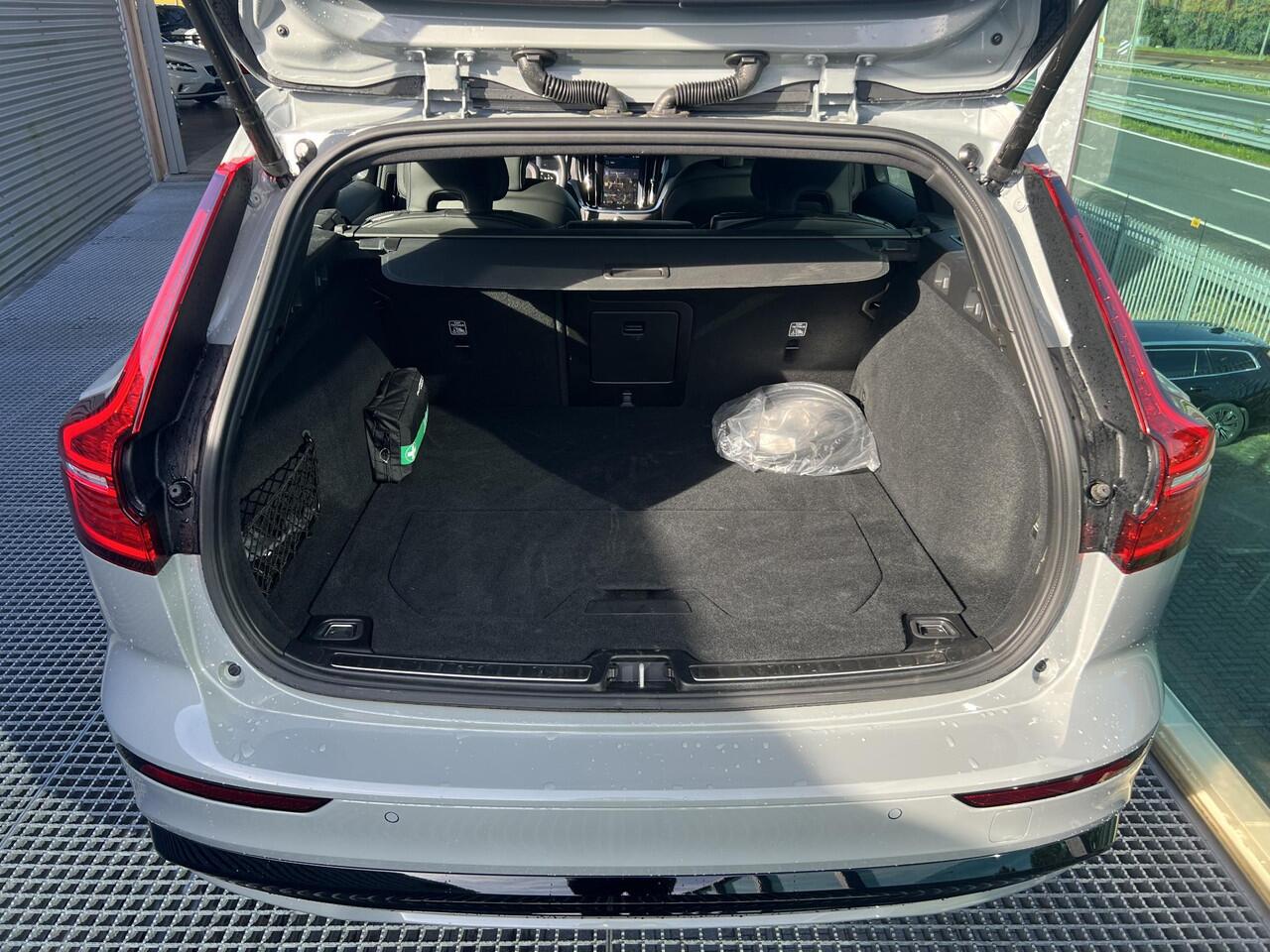 Volvo V60 2.0 T6 Plug-in hybrid AWD Plus Dark PHEV, Automaat, Trekhaak semi elektrisch inklapbaar, Driver assist, Stoelverwarming, Stuurverwarming, Harman Kardon, BLIS, Adaptive cruise