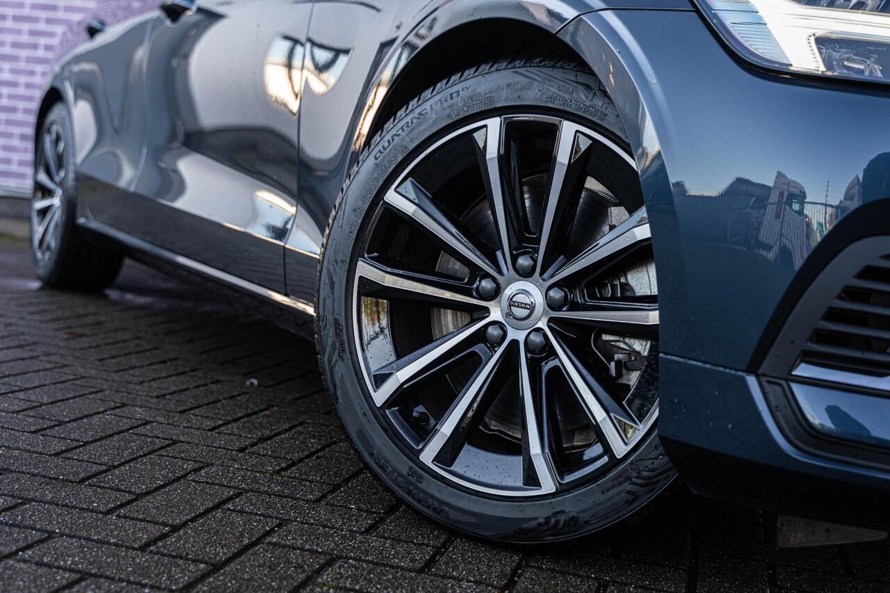 Volvo V60 2.0 T6 Plug-in hybrid AWD Essential Bright | Trekhaak | Stoel- / Stuurverwarming | Adaptive Cruise Control | Parkeercamera | Google | Carplay | Volvo On Call |