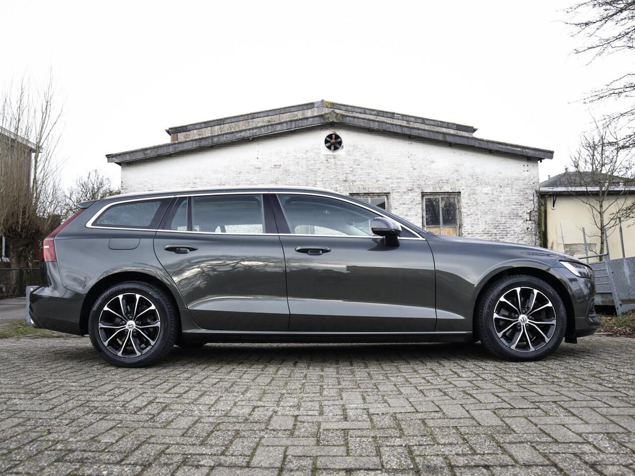 Volvo V60 2.0 B4 Momentum Business 2e-Eig. & Keurig-Onderh. BOVAG-Garantie. NL-Auto.