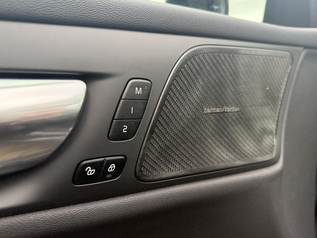 Volvo V60 2.0 T6 Plug-in hybrid AWD Plus Dark | Trekhaak | Adaptive Cruise Control | Panoramadak | 360 Camera | Harman/Kardon | Stuurverwarming | Stoelverwarming voor & achter | Power Seats | Sportstoelen |