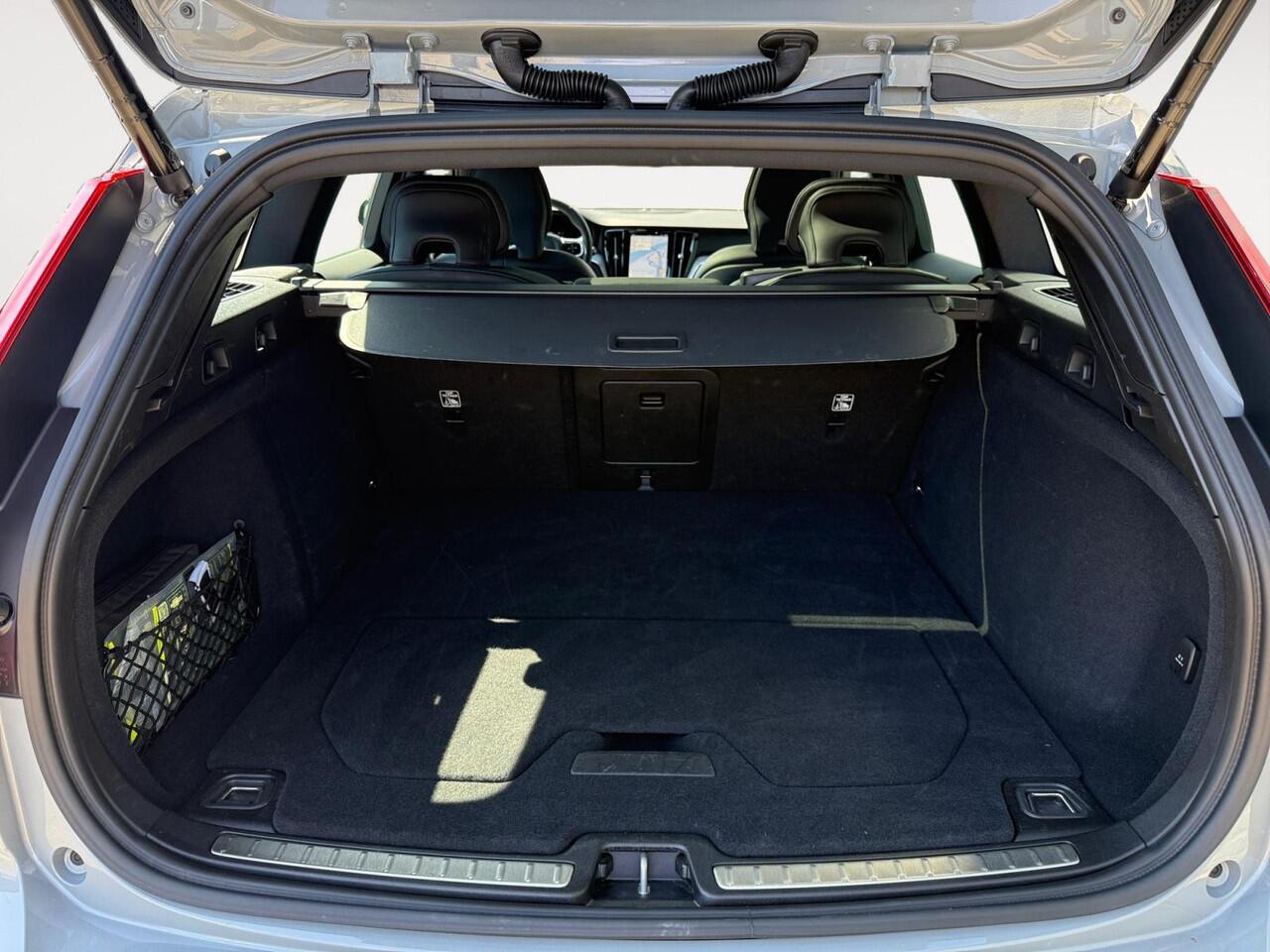 Volvo V60 2.0 T6 Plug-in hybrid AWD Plus Dark | Trekhaak | Sportstoelen | Panoramadak | Stoelverwarming |