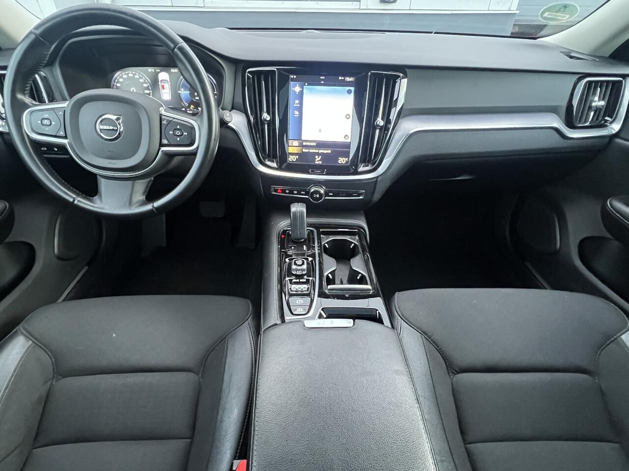 Volvo V60 2.0 T6 Recharge 340 pk AWD Momentum Pro Navigatie Trekhaak Panoramadak Head Up Camera PDC v+a Dab Carplay Extra Getint Glas NL Auto 1e Eigenaar Plug in Hybride