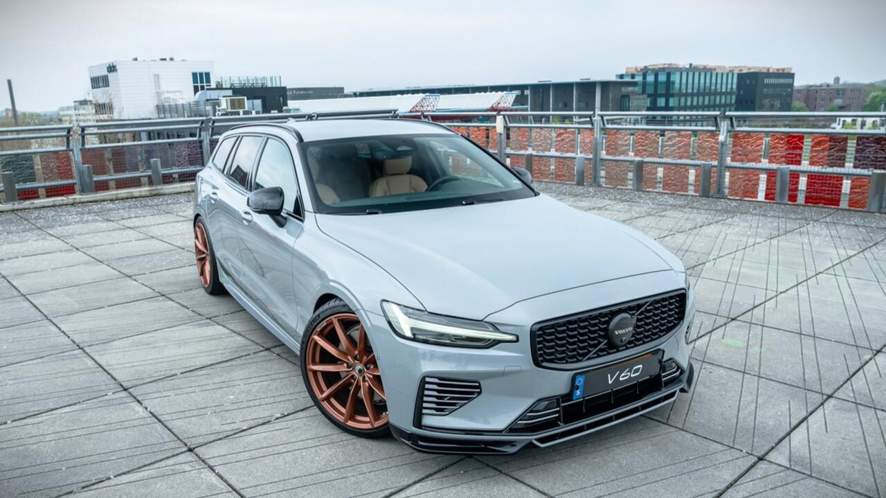 Volvo V60 T6 Plug-in hybrid AWD Plus Dark / Custom made Black Sheep uitvoering / 20" Heico matt Bronze / Heico verlaagd / Geventileerd Amber Leder /