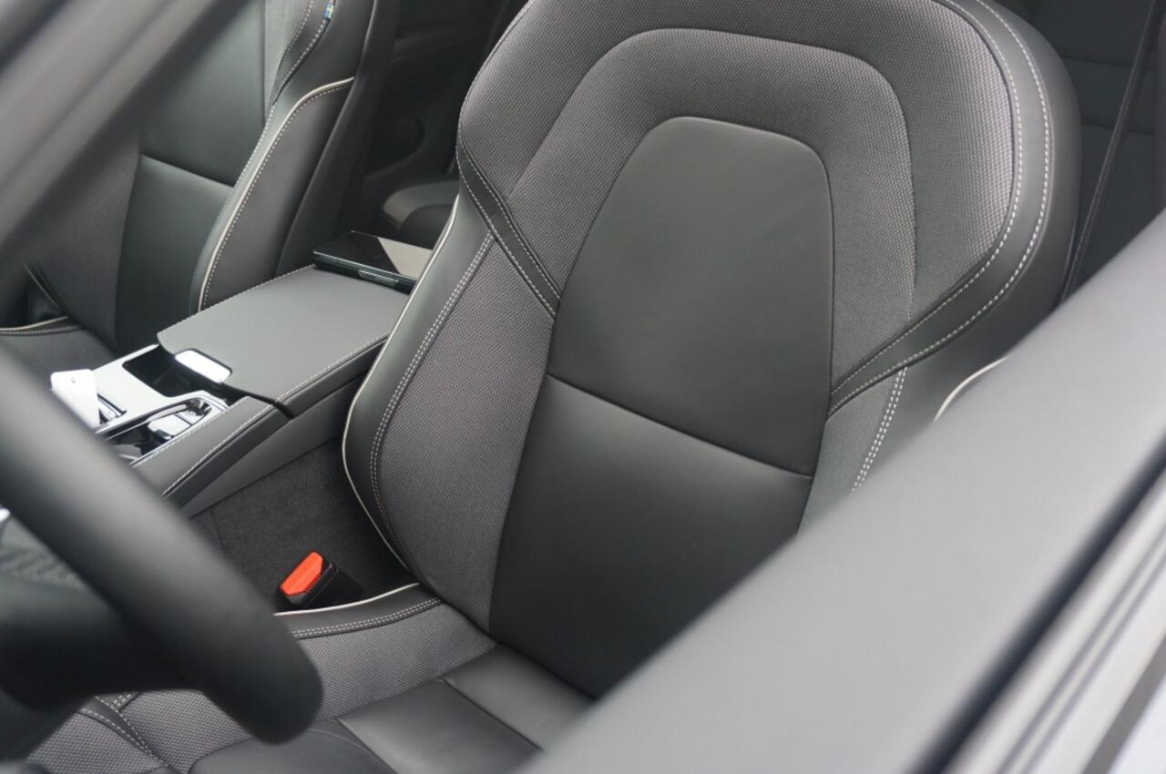 Volvo V60 PHEV T6 AWD ULTRA DARK SCHUIFDAK | WINTERPACK | H&K AUDIO | LUXE