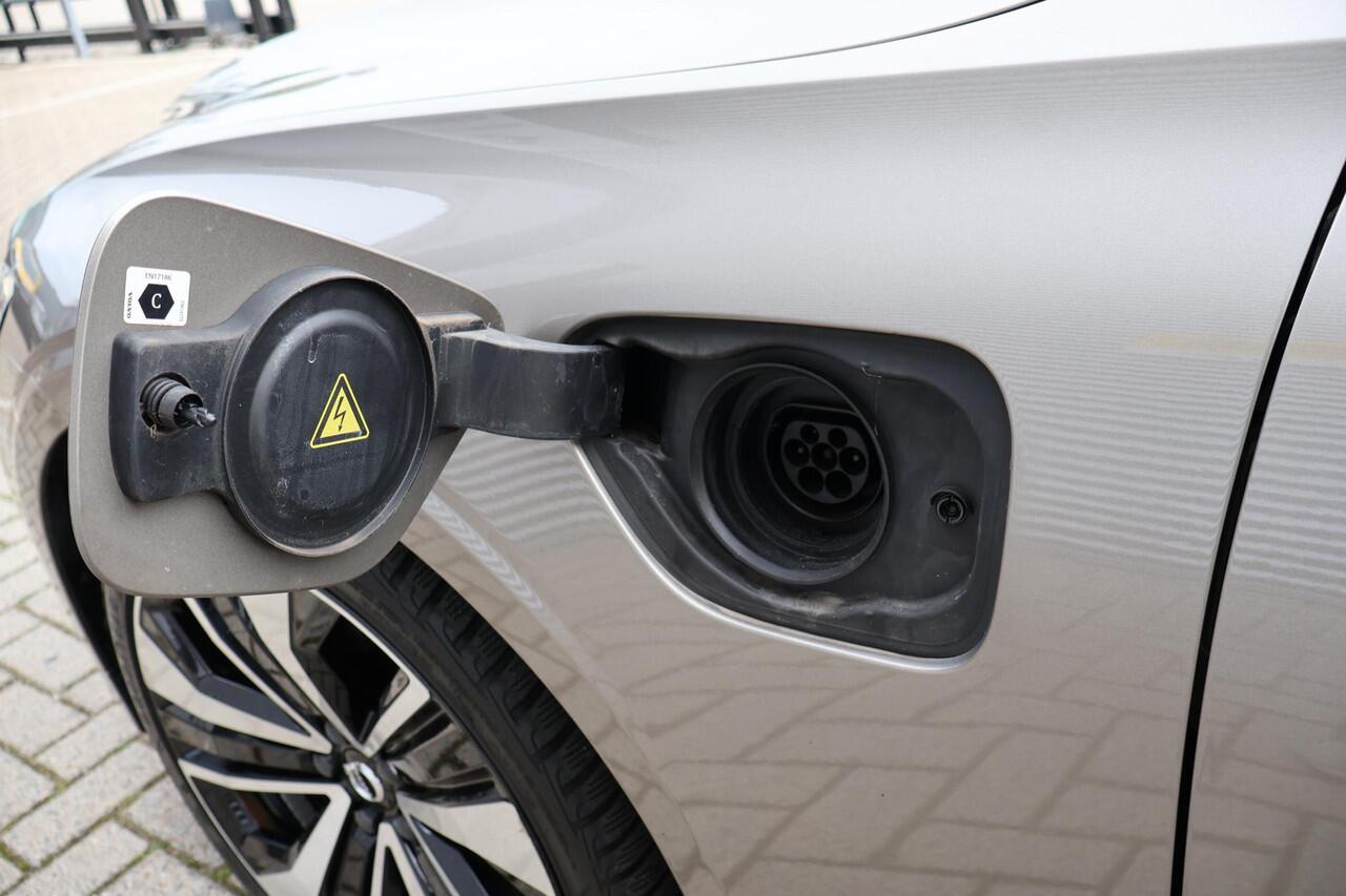 Volvo V60 2.0 T8 Recharge Business Pro 1e Eigenaar | NL-Auto | Dealer Onderh | BTW | 390PK | AWD | Elek Stoel+klep | Stoel/Stuur Verwarming | Camera | Ad Cruise | Climate | Full Led | Keyless | Navi | PDC | Start/Stop | 1 Laadkabel