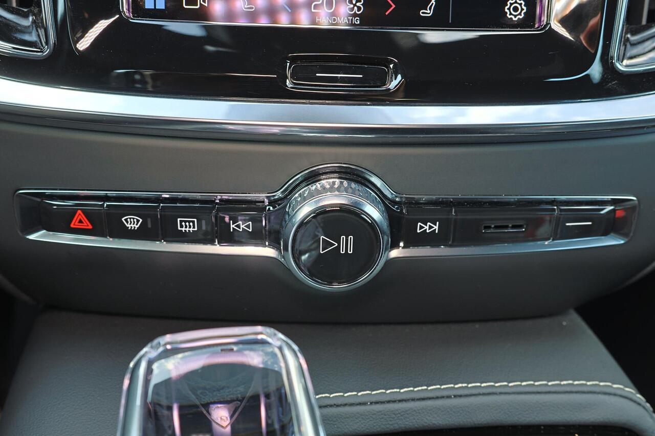 Volvo V60 T6 Recharge AWD Plus Dark - IntelliSafe Assist & Surround - 360º Camera - Harman/Kardon audio - Verwarmde voorstoelen, stuur & achterbank - Parkeersensoren voor & achter - Elektr. bedienb. voorstoelen met geheugen - Elektr. inklapbare trekhaak - 18' LMV