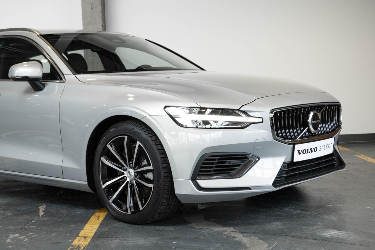 Volvo V60 T6 Plug-in hybrid AWD Essential Bright | Stoelverwarming | Adaptive Cruise Control | BLIS | Parkeersensoren voor + achter | Stoelverwarming | Stuurwielverwarming | Parkeercamera | Google Infotainment | Electrische wegklapbare Trekhaak