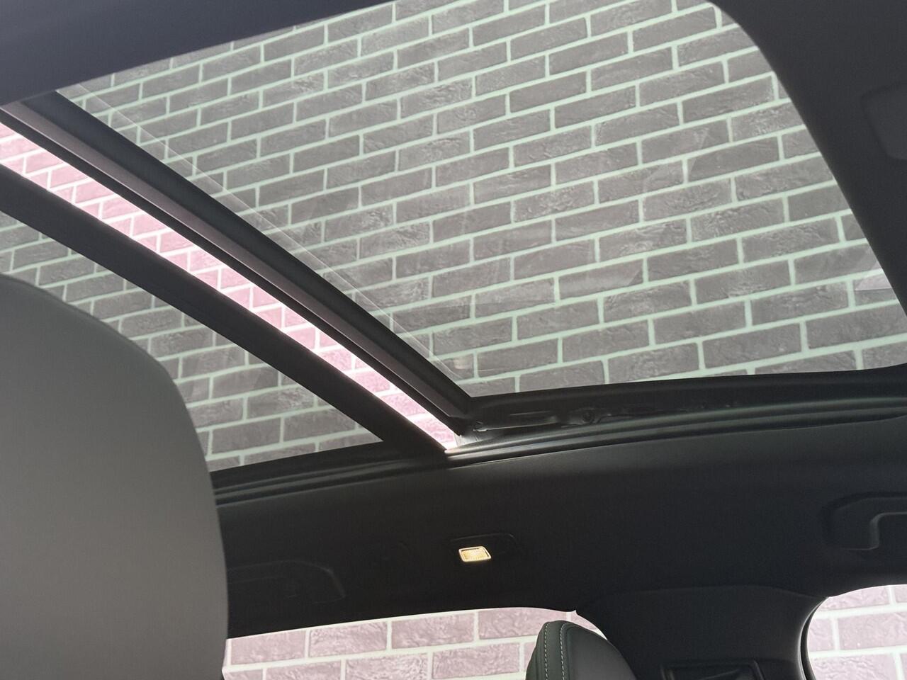 Volvo V60 2.0 T8 Plug-in hybrid AWD Ultra Dark | Bowers & Wilkins | Zwarte hemel | Massage | Stoel ventilatie + Verwarming | Panorama Schuifdak | HUD | Adaptieve Cruise | BLIS | 360° Camera |