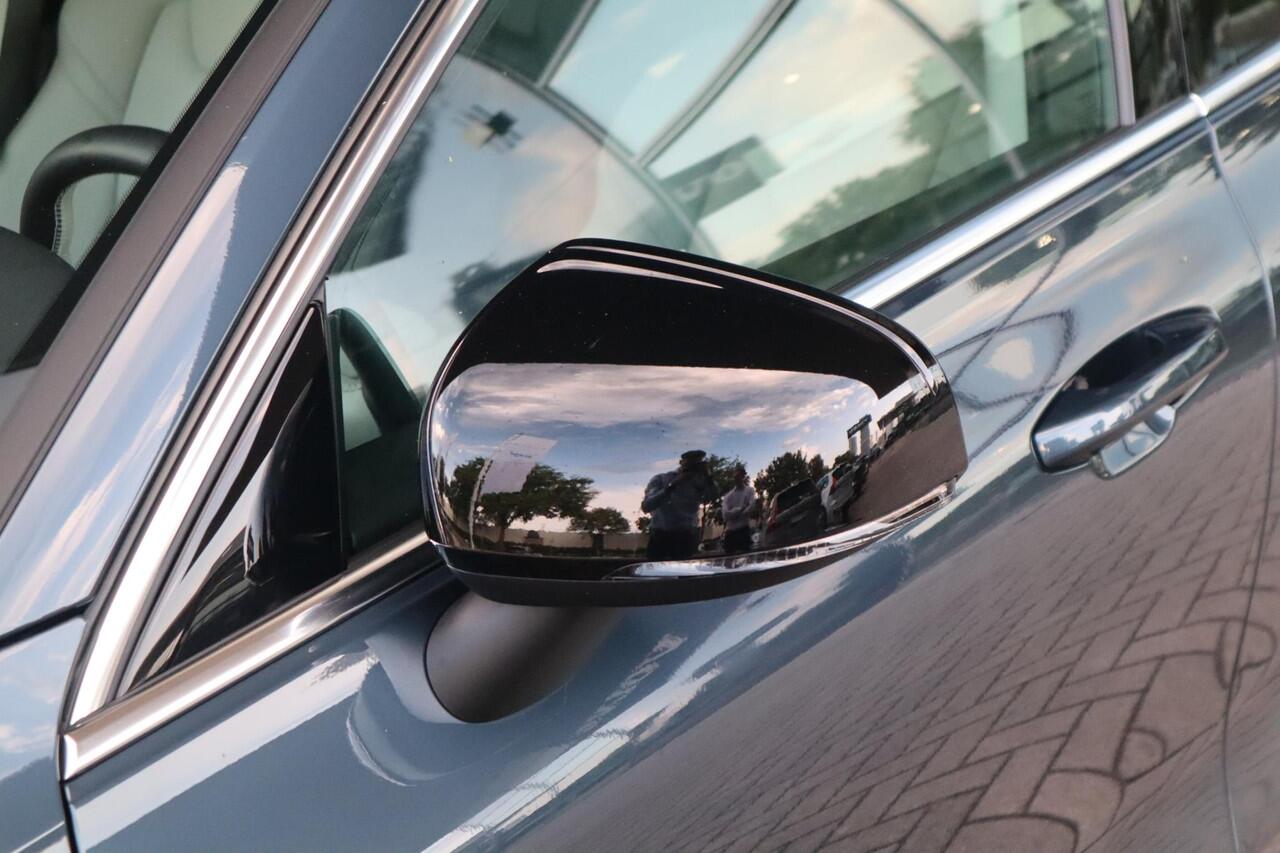 Volvo V60 2.0 T6 Plug-in hybrid AWD Essential Edition | Betreft Demo| Black Edition| 19'' Glossy Black Wielen| Adaptieve Cruise Control met Pilot Assist| Stoelverwarming voor + achter| Stuurwielverwarming| Dodehoekdetectie|