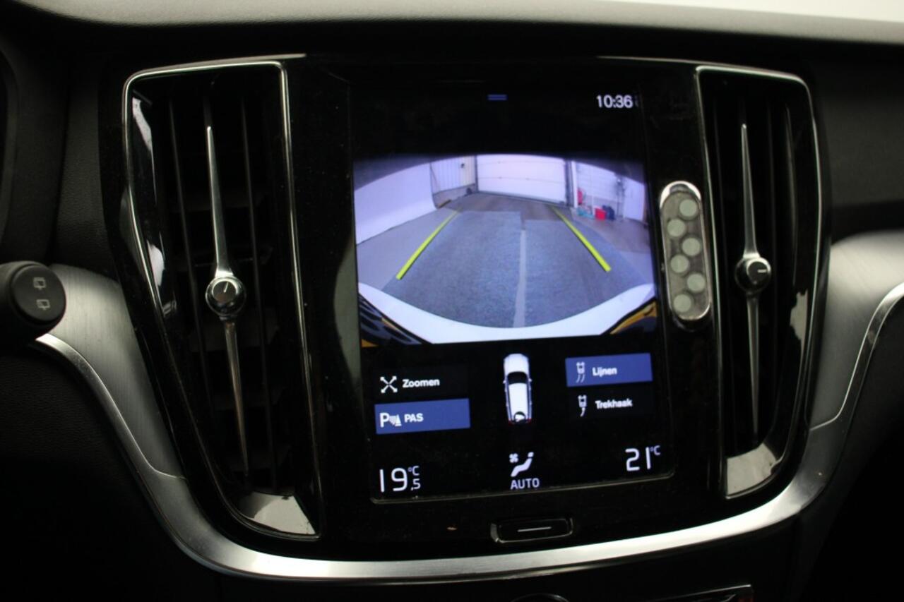 Volvo V60 2.0 B3 Momentum Business Automaat - Carplay, Digital Cockpit