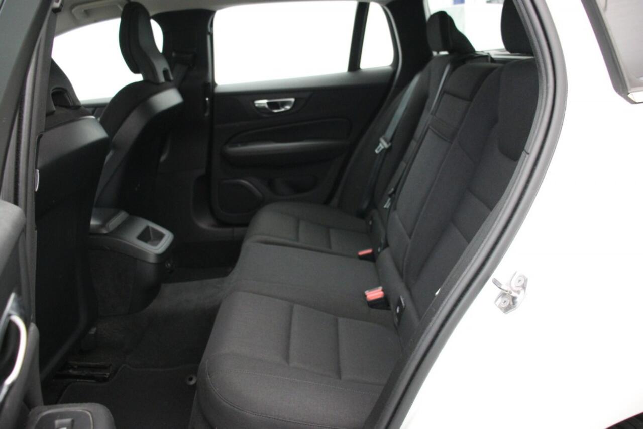 Volvo V60 2.0 B3 Momentum Business Automaat - Carplay, Digital Cockpit