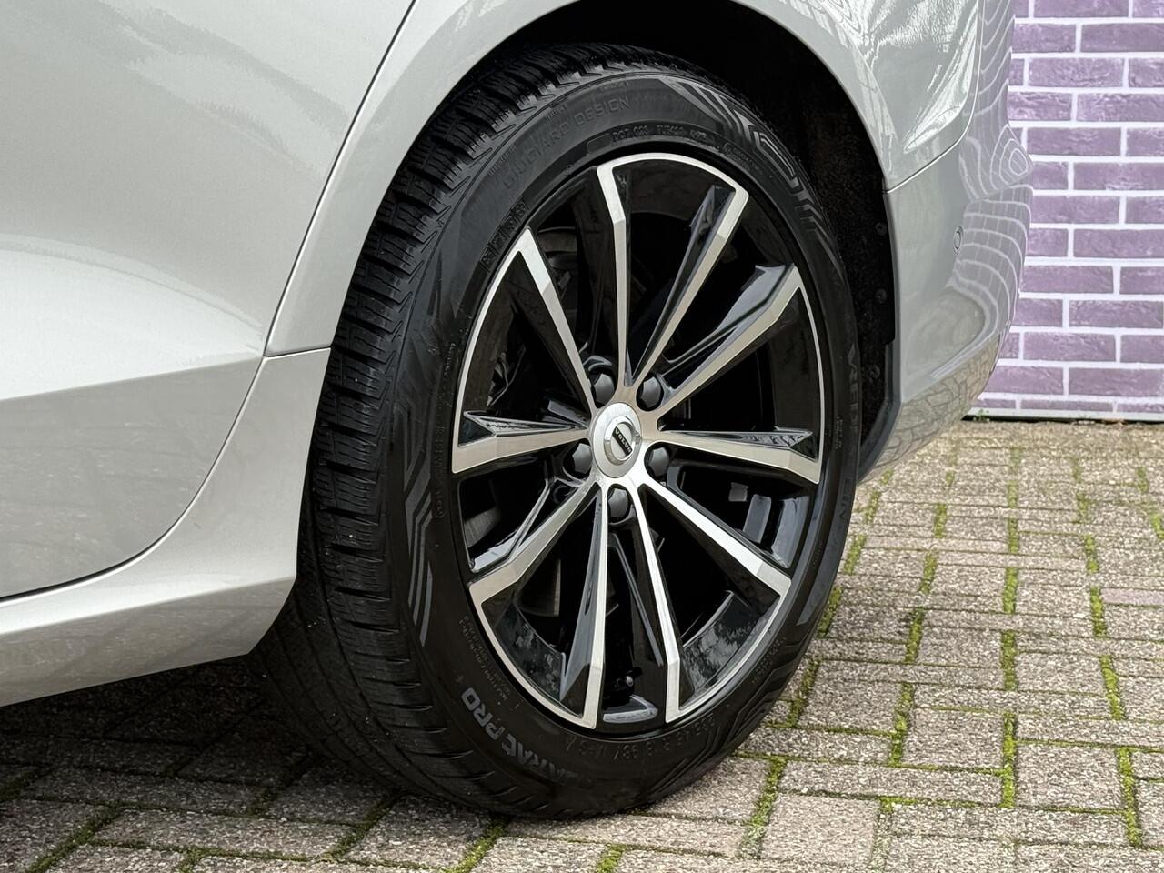 Volvo V60 2.0 T6 Plug-in hybrid AWD Plus Dark | 360° Camera | Stoel en stuurverwarming | Trekhaak | Adaptieve cruise control | Harman/Kardon audio | BLIS dodehoekdetectie |