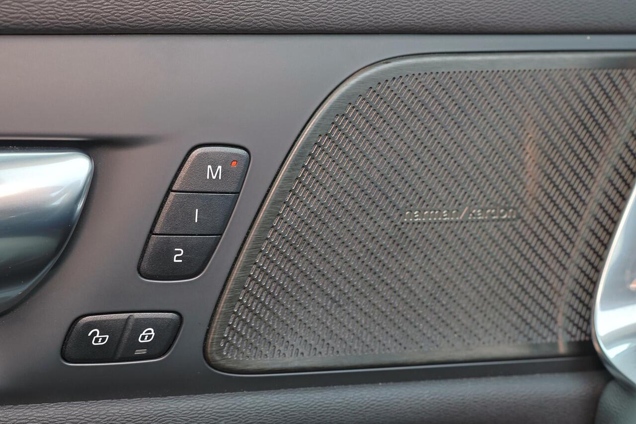 Volvo V60 T6 Recharge AWD Plus Dark - IntelliSafe Assist & Surround - 360º Camera - Harman/Kardon audio - Adaptieve LED koplampen - Verwarmde voorstoelen, stuur & achterbank - Parkeersensoren voor & achter - Elektr. bedienb. voorstoelen met geheugen - Extra getint 