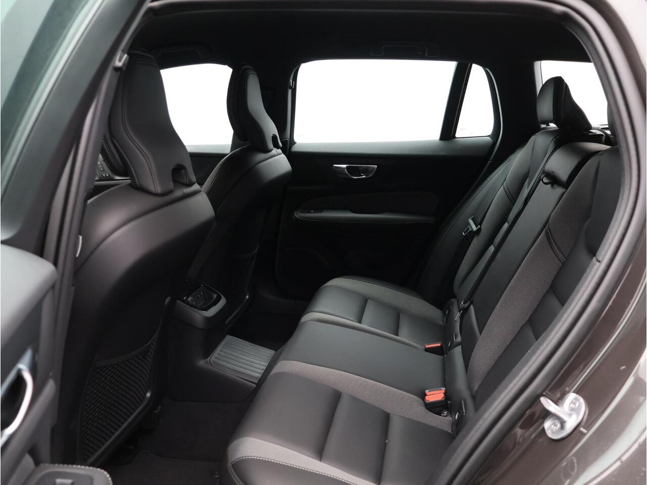 Volvo V60 2.0 T6 Plug-in hybrid AWD Plus Dark / Trekhaak / 360 Camera / Harman Kardon / Elektrische Stoelen / Stoel+Stuurverwarming / BLIS / Keyless / Adaptive Cruise /