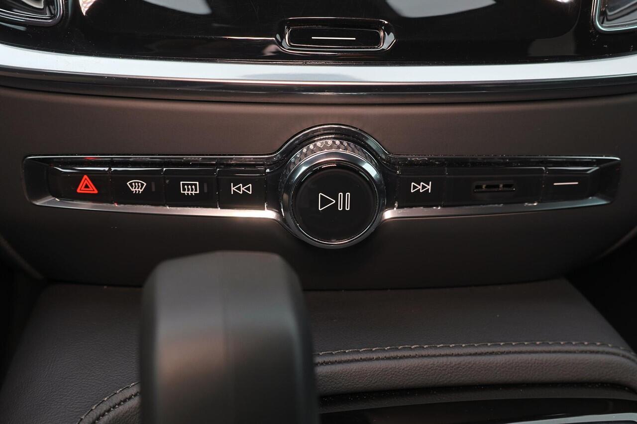 Volvo V60 T6 Recharge AWD Plus Dark - IntelliSafe Assist & Surround - 360º Camera - Harman/Kardon audio - Adaptieve LED koplampen - Verwarmde voorstoelen, stuur & achterbank - Parkeersensoren voor & achter - Elektr. bedienb. voorstoelen met geheugen - Extra getint 