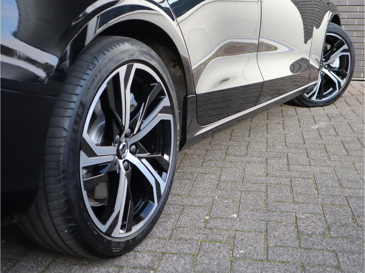 Volvo V60 2.0 T8 Plug-in hybrid AWD Ultimate Bright Automaat / Navigatiesysteem / Panoramadak / Trekhaak / Head-Up Display / Leder / Harman Kardon / Stoelverwarming / Achteruitrijcamera / Extra Getint Glas