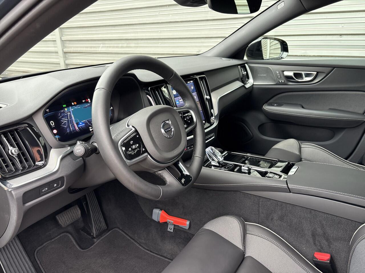 Volvo V60 T6 Plug-in hybrid AWD Plus Dark / Rondomzichtcamera / Elektr. inklapbare trekhaak / Harman/Kardon /