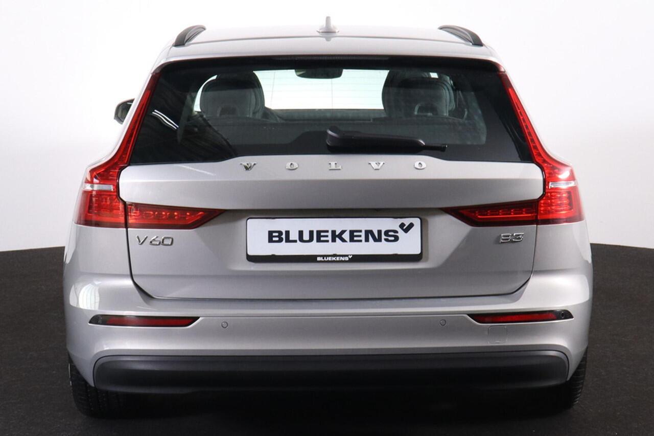 Volvo V60 B3 Essential Edition - IntelliSafe Assist & Surround - Parkeercamera achter - Verwarmde voorstoelen, stuur & achterbank - Parkeersensoren voor & achter - Draadloze tel. lader - High Performance audio - Elektr. inklapbare trekhaak - 18' LMV