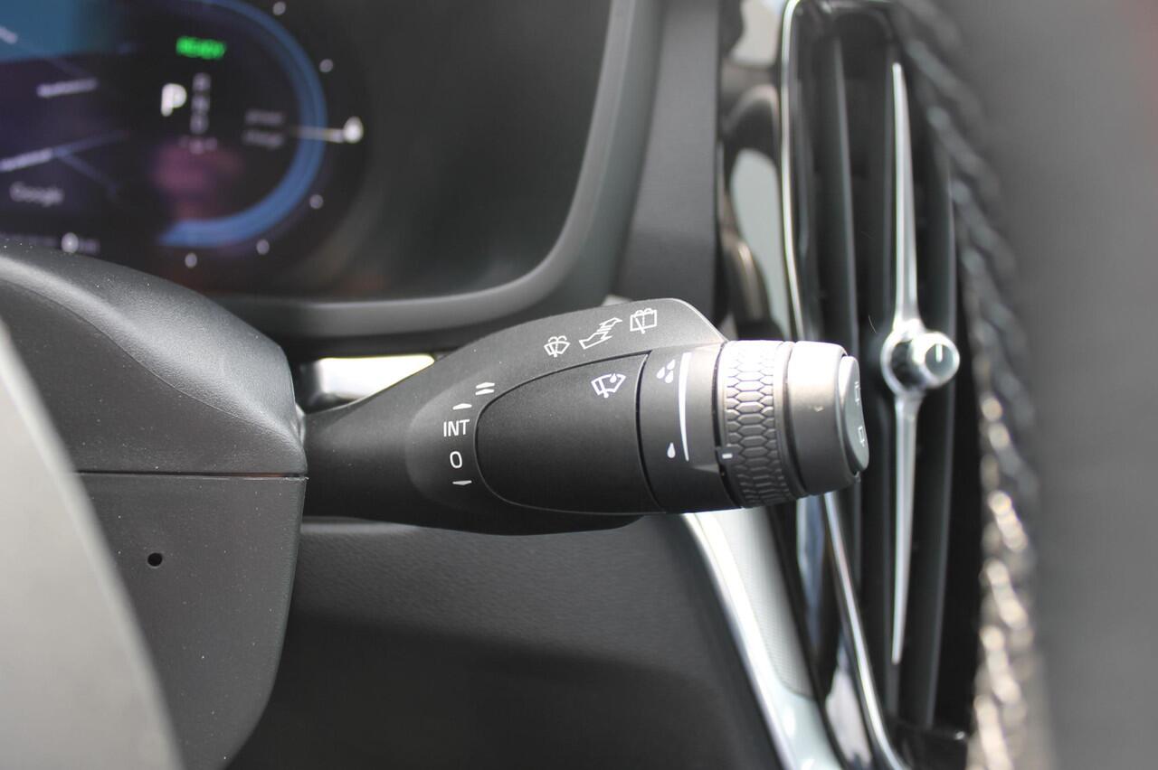 Volvo V60 T6 350PK Automaat Plug-in hybrid AWD Plus Dark Panoramisch schuif-kanteldak / Semi elektrisch wegklapbare trekhaak / Google infotainment / Verwarmbare voorstoelen en stuurwiel / Adaptieve cruise control