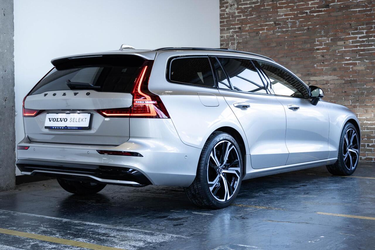 Volvo V60 T6 Automaat Plug-in hybrid AWD Ultra Dark | Panoramadak | Premium audio by Harman Kardon | Verwarmbare voorstoelen en achterbank | Stuurwielverwarming | Parkeerverwarming | Apple carplay/Android auto | Rondom zichtcamera | Adaptive cruise control |