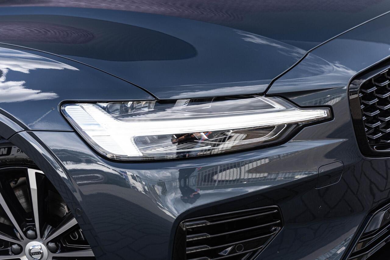 Volvo V60 2.0 T6 Plug-in hybrid AWD Plus Dark | Trekhaak | Harman Kardon | 360º Camera | Verwarmbare voorruit | Stoel- / Stuurverwarming Voor + Achter | Adaptive Cruise | BLIS | Verwarmbare voorruit | Power seats