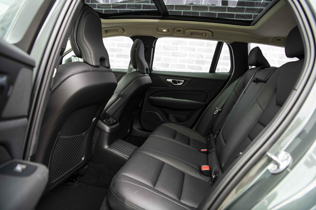 Volvo V60 2.0 T6 Plug-in hybrid AWD Plus Bright | Panoramadak | Adaptieve Cruise Control | Head Up Display | Forest Lake | Donker Glas | 360 Camera | 19" |