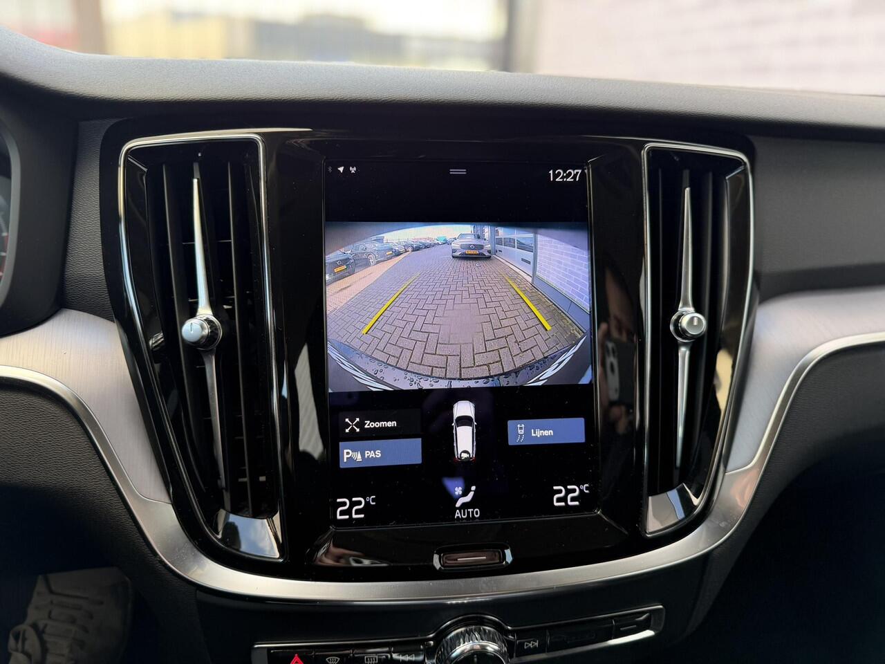 Volvo V60 2.0 B3 Momentum Advantage | Cruise Control | Navigatie | Apple CarPlay & Android Auto | Verwarmbare Voorruit | Parkeercamera |